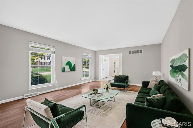 10744 Forest Path Drive, St Louis, MO 63128