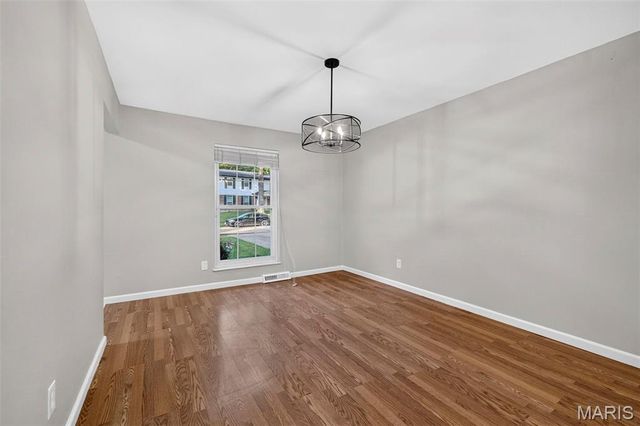 10744 Forest Path Drive, St Louis, MO 63128