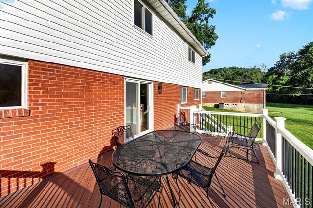 10744 Forest Path Drive, St Louis, MO 63128