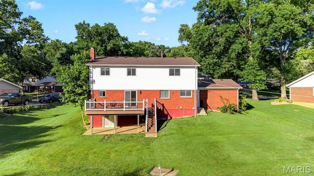 10744 Forest Path Drive, St Louis, MO 63128