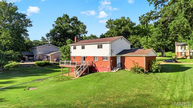 10744 Forest Path Drive, St Louis, MO 63128