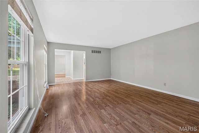 10744 Forest Path Drive, St Louis, MO 63128