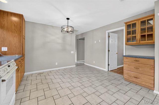 10744 Forest Path Drive, St Louis, MO 63128