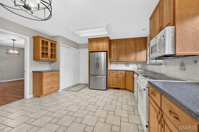 10744 Forest Path Drive, St Louis, MO 63128