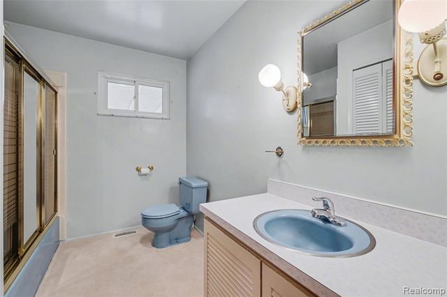 2221 E Bristol Road, Burton, MI 48529