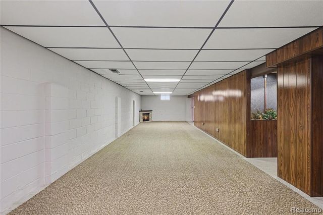 2221 E Bristol Road, Burton, MI 48529