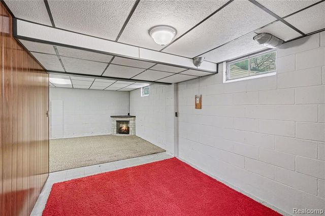 2221 E Bristol Road, Burton, MI 48529