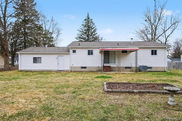 2221 E Bristol Road, Burton, MI 48529