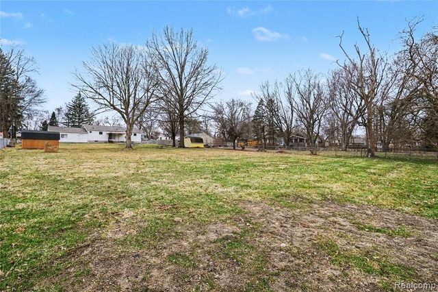 2221 E Bristol Road, Burton, MI 48529