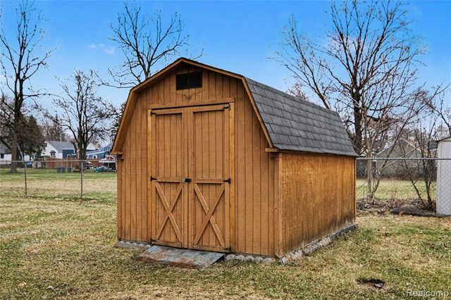 2221 E Bristol Road, Burton, MI 48529