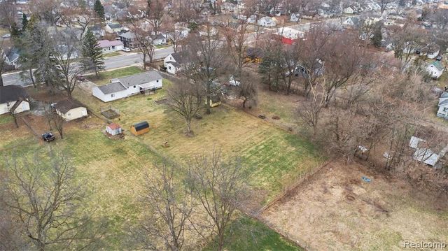 2221 E Bristol Road, Burton, MI 48529