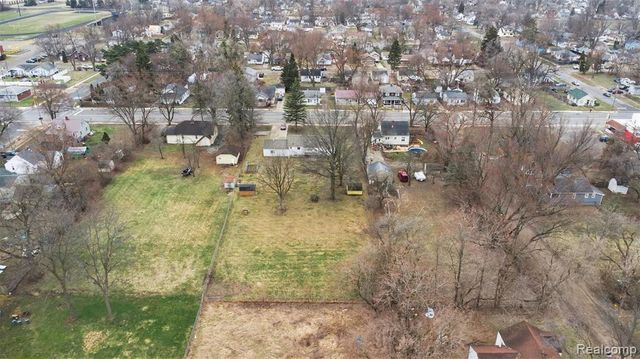 2221 E Bristol Road, Burton, MI 48529