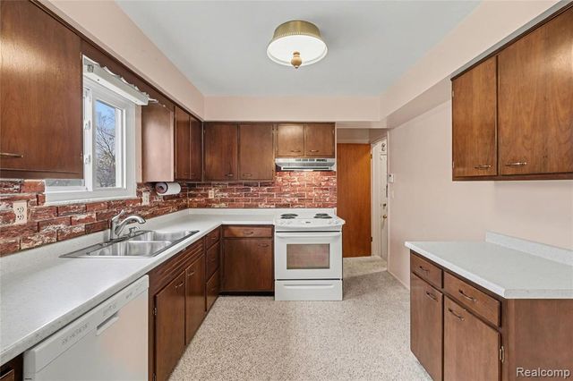 2221 E Bristol Road, Burton, MI 48529