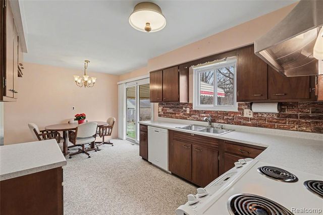 2221 E Bristol Road, Burton, MI 48529