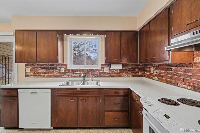 2221 E Bristol Road, Burton, MI 48529