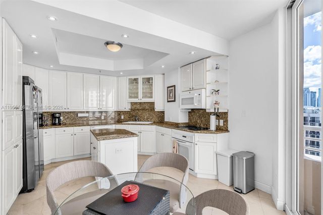 808 Brickell Key Dr 1808, Miami, FL 33131