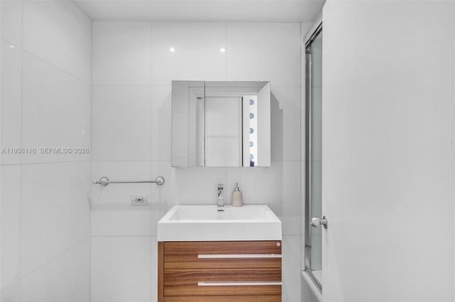 808 Brickell Key Dr 1808, Miami, FL 33131