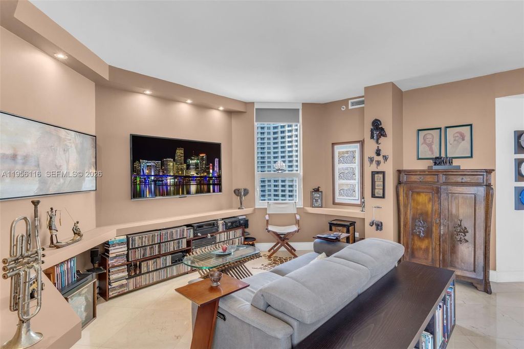 Image 13 of property listing at 808 Brickell Key Dr 1808, Miami, FL 33131