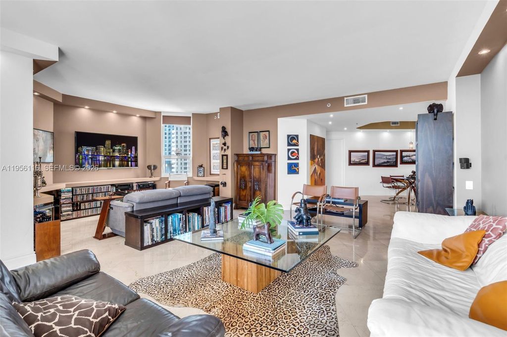 Image 15 of property listing at 808 Brickell Key Dr 1808, Miami, FL 33131