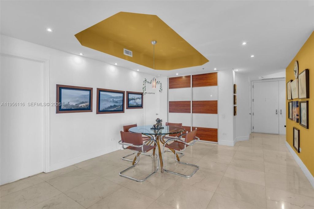 Image 16 of property listing at 808 Brickell Key Dr 1808, Miami, FL 33131