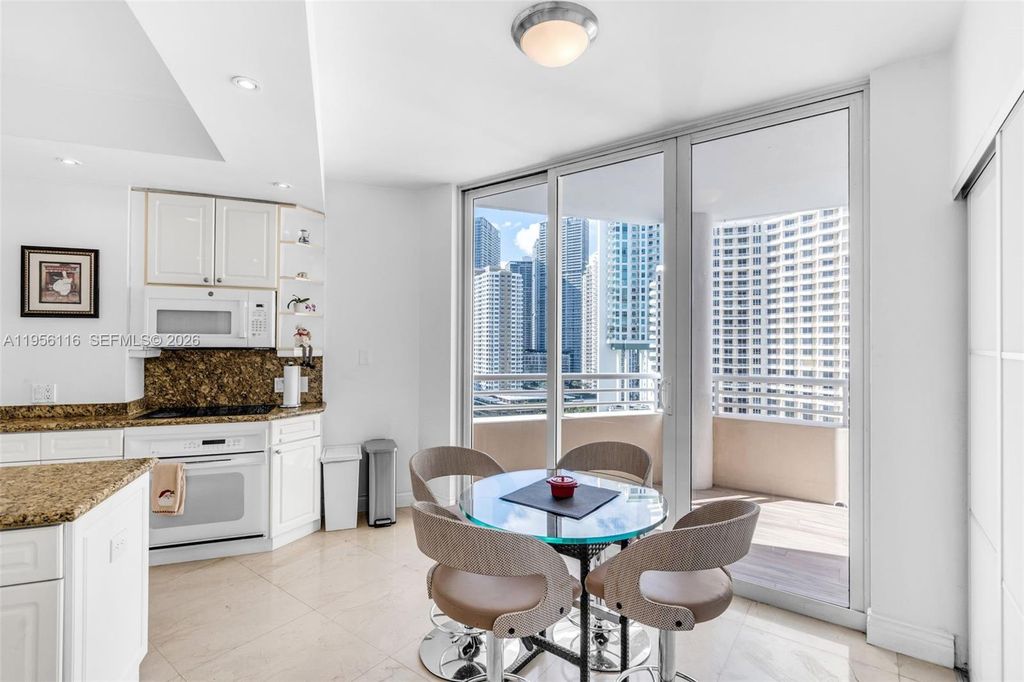 Image 17 of property listing at 808 Brickell Key Dr 1808, Miami, FL 33131