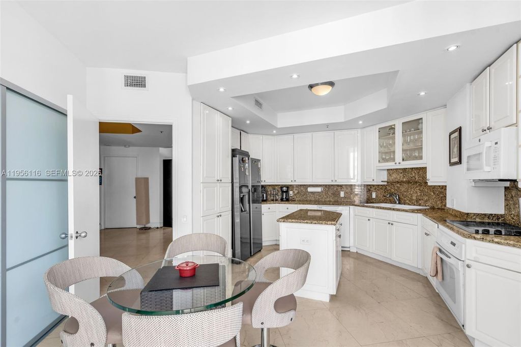 Image 19 of property listing at 808 Brickell Key Dr 1808, Miami, FL 33131