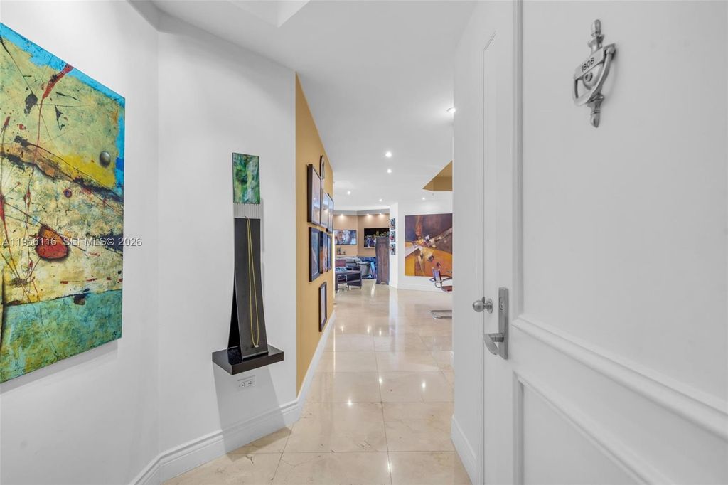 Image 2 of property listing at 808 Brickell Key Dr 1808, Miami, FL 33131