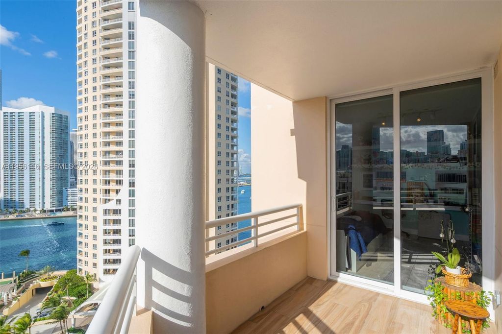 Image 24 of property listing at 808 Brickell Key Dr 1808, Miami, FL 33131