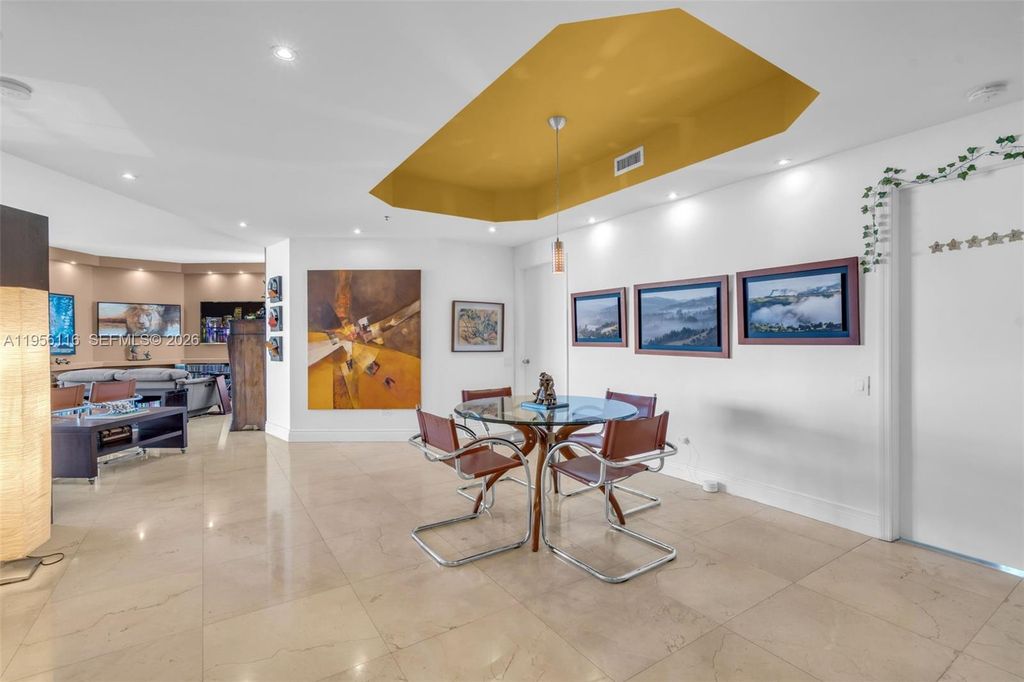 Image 3 of property listing at 808 Brickell Key Dr 1808, Miami, FL 33131
