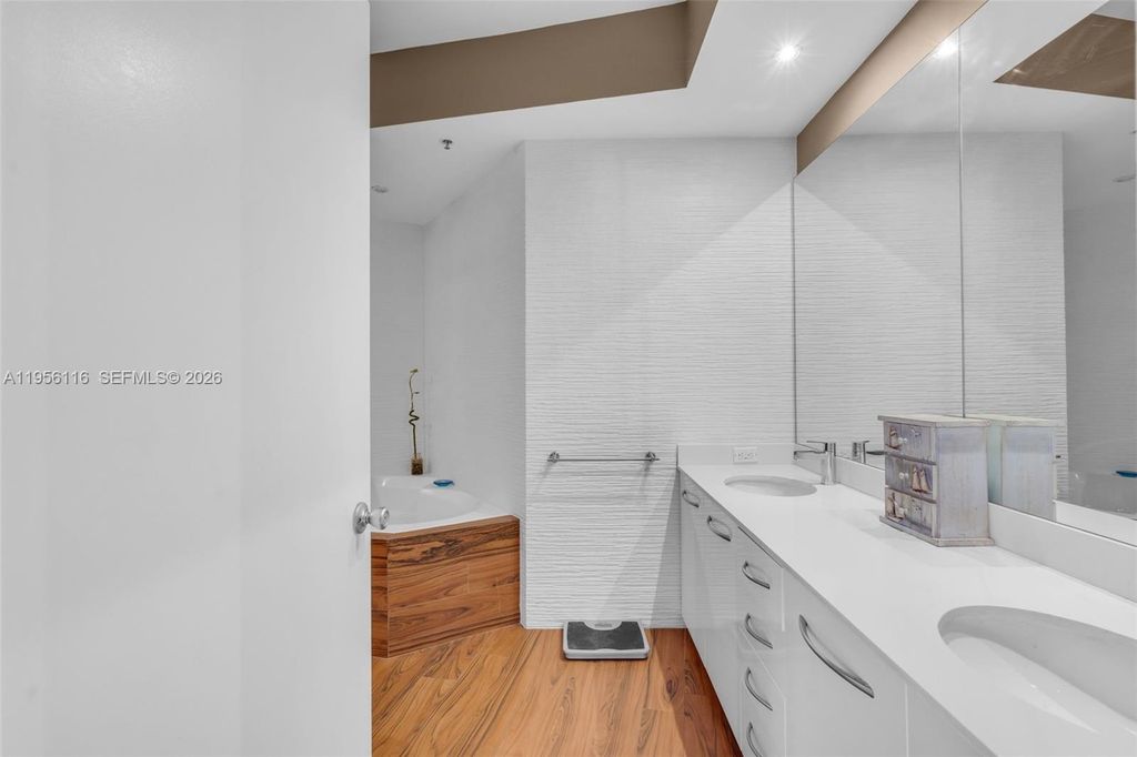 Image 30 of property listing at 808 Brickell Key Dr 1808, Miami, FL 33131