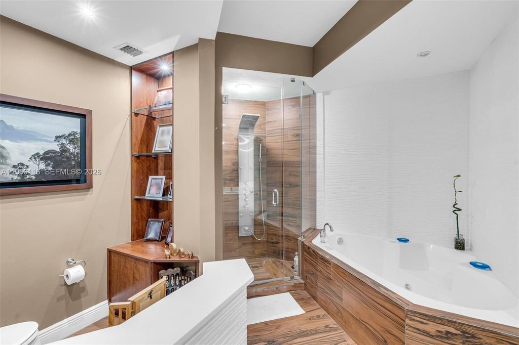 Image 31 of property listing at 808 Brickell Key Dr 1808, Miami, FL 33131