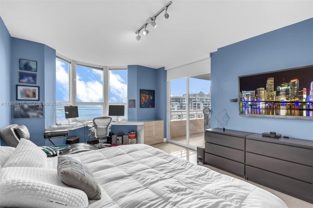 Image 34 of property listing at 808 Brickell Key Dr 1808, Miami, FL 33131