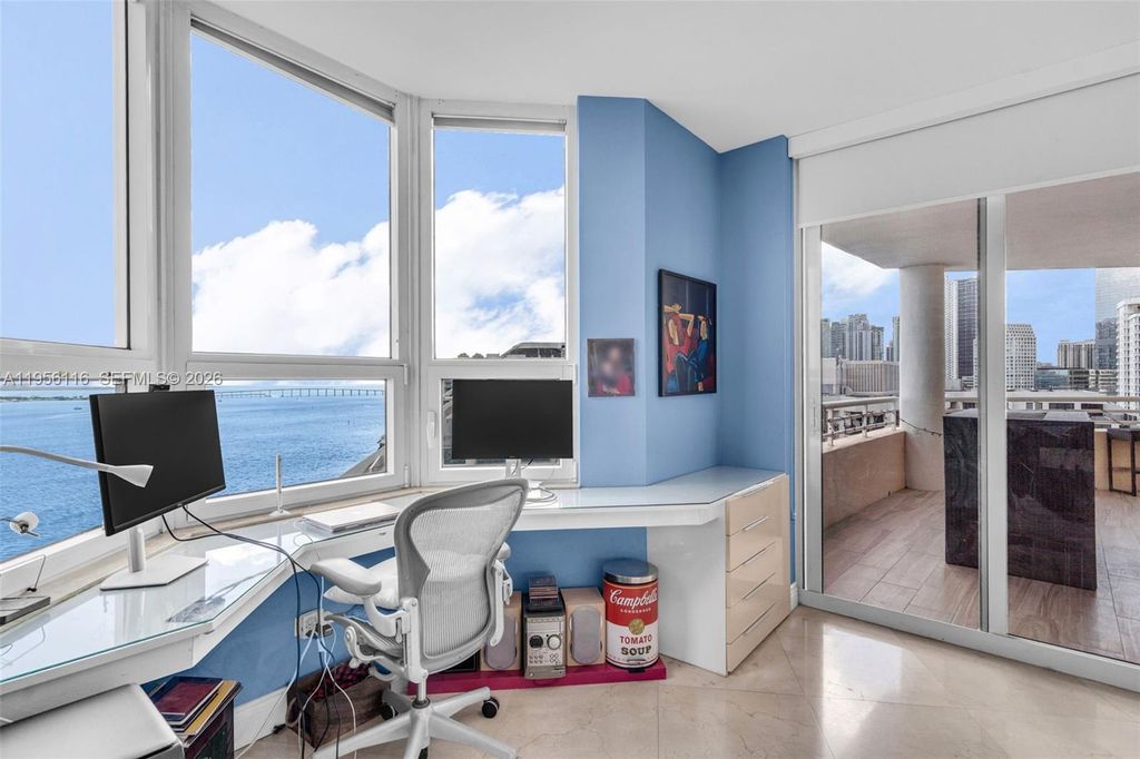 Image 35 of property listing at 808 Brickell Key Dr 1808, Miami, FL 33131
