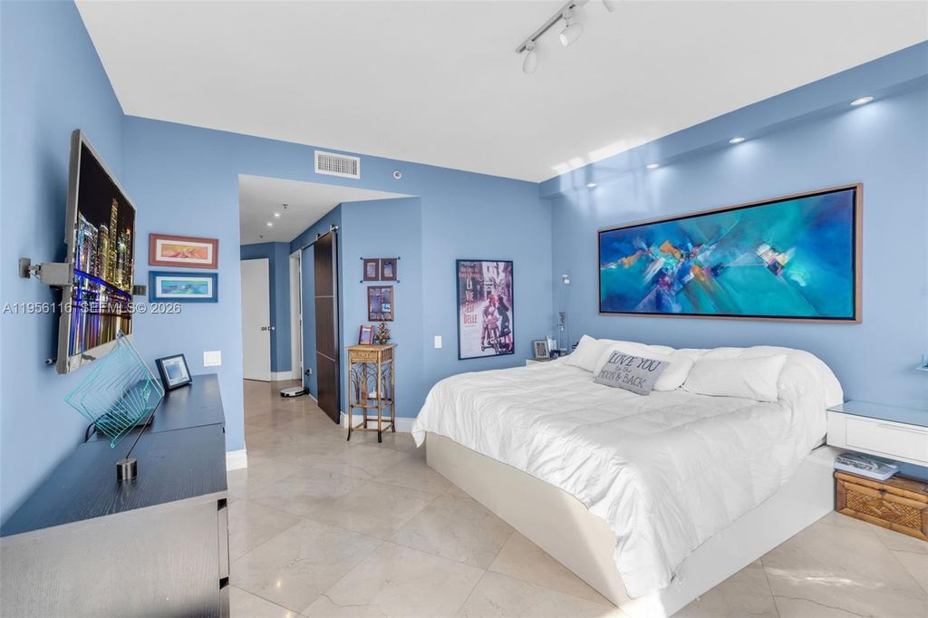 Image 36 of property listing at 808 Brickell Key Dr 1808, Miami, FL 33131