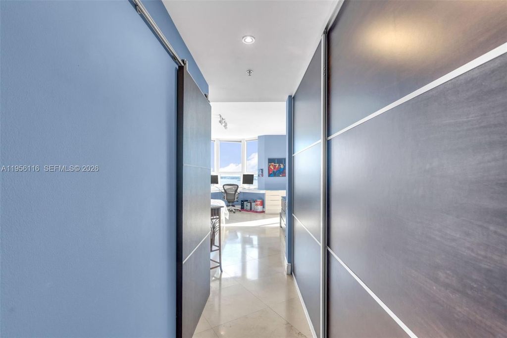 Image 37 of property listing at 808 Brickell Key Dr 1808, Miami, FL 33131