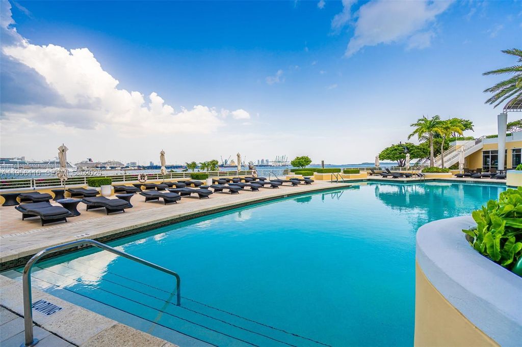 Image 40 of property listing at 808 Brickell Key Dr 1808, Miami, FL 33131