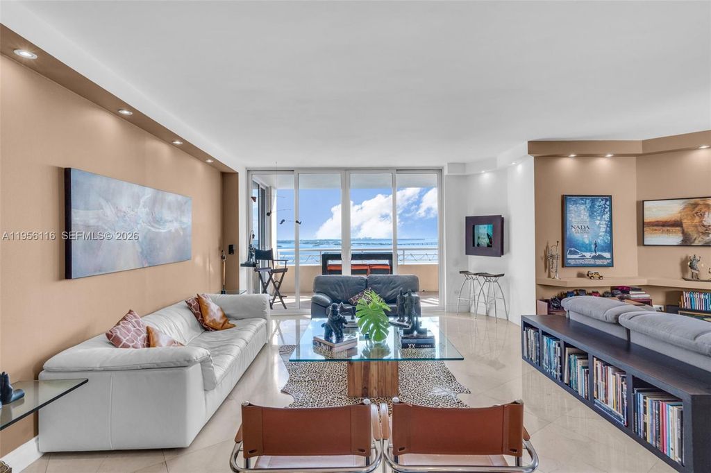 Image 5 of property listing at 808 Brickell Key Dr 1808, Miami, FL 33131