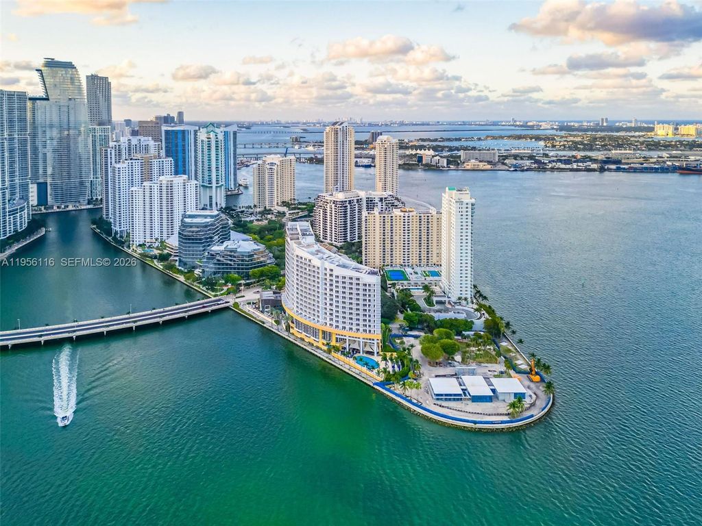 Image 52 of property listing at 808 Brickell Key Dr 1808, Miami, FL 33131