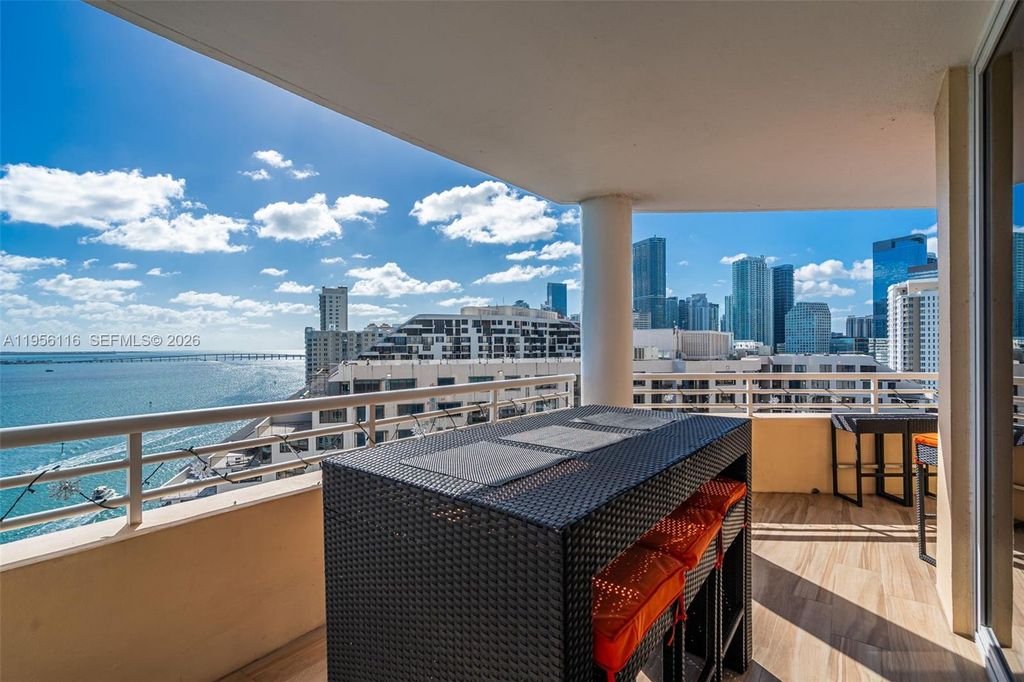 Image 6 of property listing at 808 Brickell Key Dr 1808, Miami, FL 33131