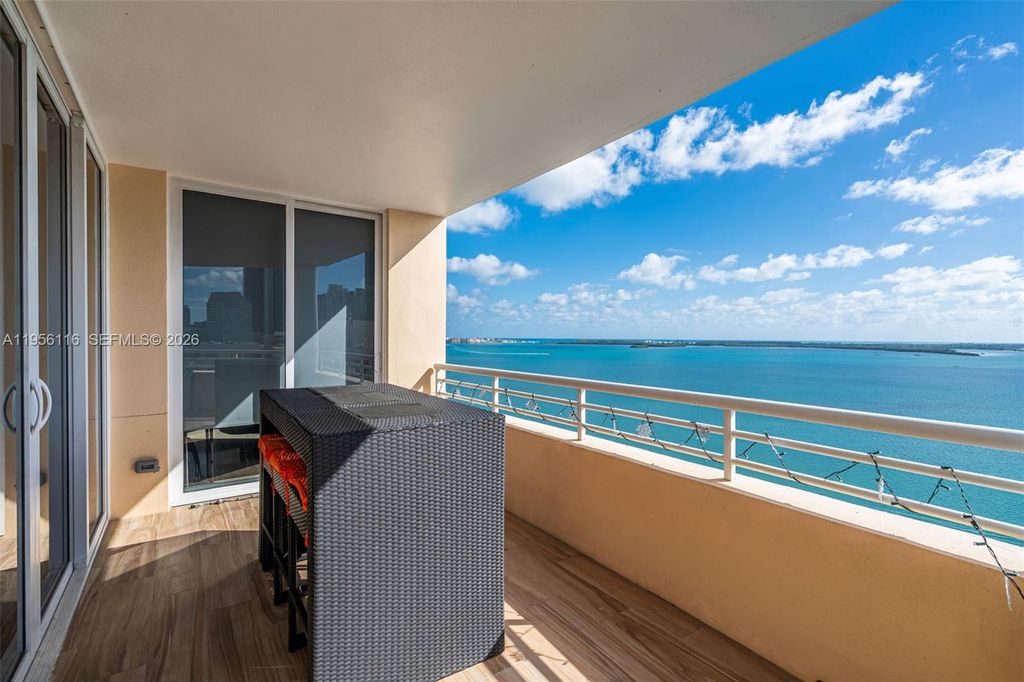 Image 7 of property listing at 808 Brickell Key Dr 1808, Miami, FL 33131