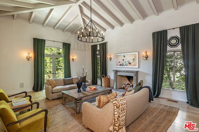 1136 N Doheny Drive, Los Angeles, CA 90069