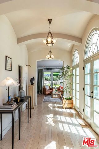 1136 N Doheny Drive, Los Angeles, CA 90069