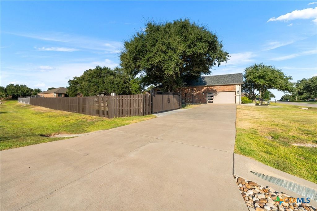 Image 4 of property listing at 123 Archstone Loop, Belton, TX 76513
