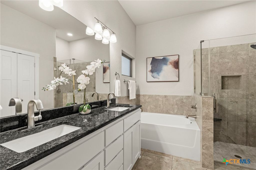 Image 9 of property listing at 123 Archstone Loop, Belton, TX 76513