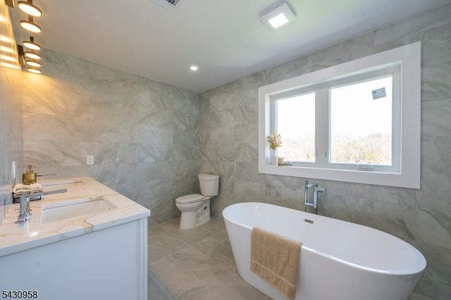 7 Emerald Dr, Hardyston Twp., NJ 07419