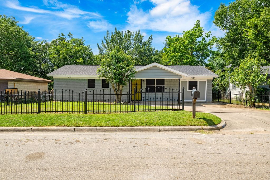 4712 Melinda Drive, Forest Hill, TX 76119