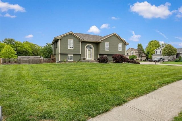 1102 E 18th Street, Kearney, MO 64060