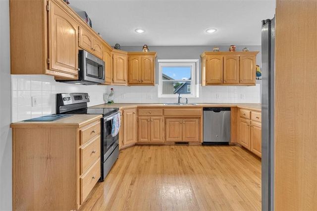 1102 E 18th Street, Kearney, MO 64060