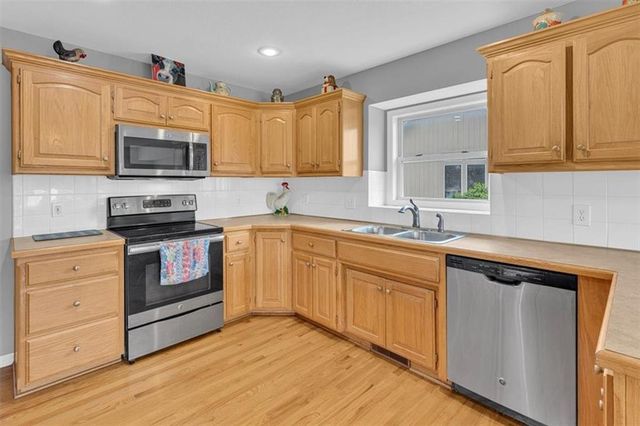 1102 E 18th Street, Kearney, MO 64060