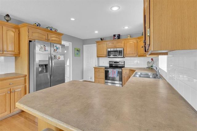 1102 E 18th Street, Kearney, MO 64060